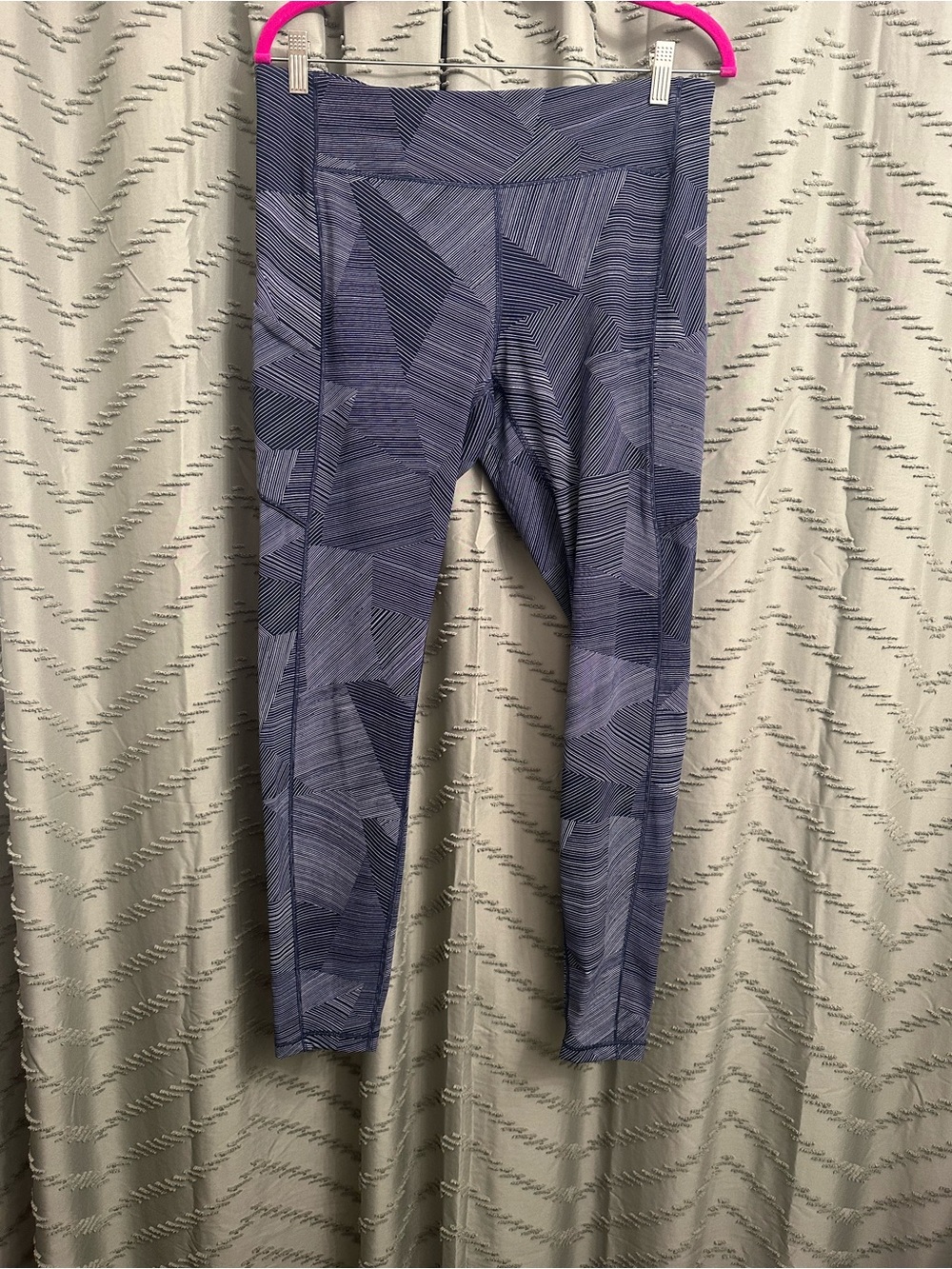 Lululemon women’s leggings size 12 
Great condition 
Navy blue and white color p